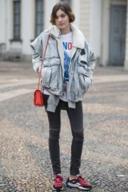 Lammfell Jeansjacke Model Street Style Modepilot