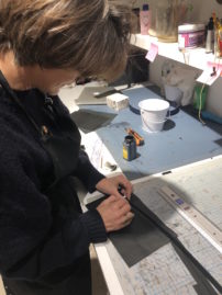 Justine Nessi im Atelier bei der Arbeit Modepilot