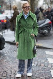 Street Style Modepilot Paris green coat short hair