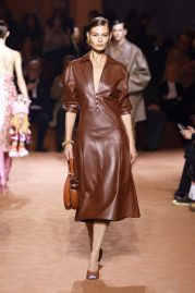Modepilot Lederkleid 2025 Mailand